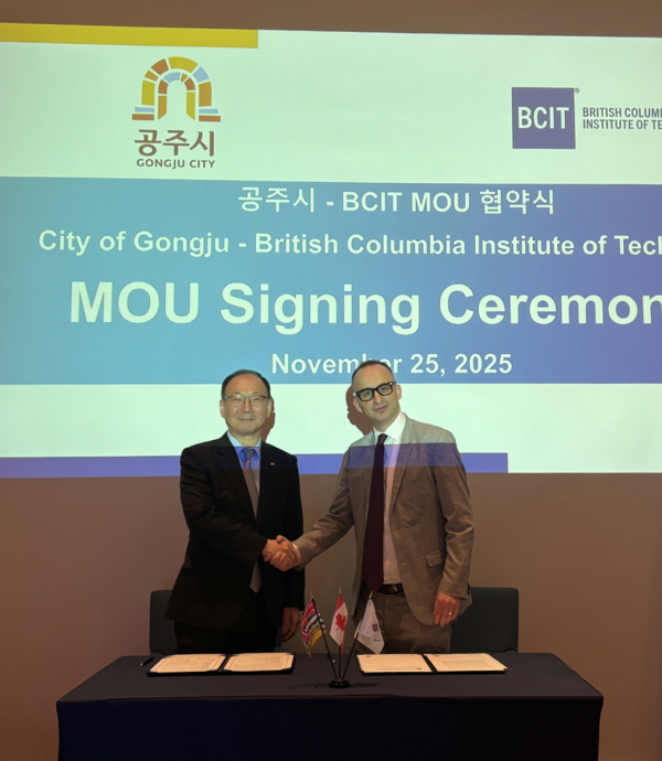 산업혁신·인재양성 협력 MOU 체결(사진 왼쪽부터) 정재욱 공주시 투자유치실장, 데릭 르미외 BCIT 글로벌 파트너십 담당이사