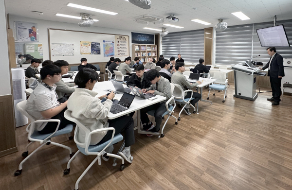 ‘BU 동아리 멘토링 프로그램’ 운영 (맨 오른쪽 백석대 컴퓨터 공학과 홍경호 교수) 멘토링 수업 진행 사진