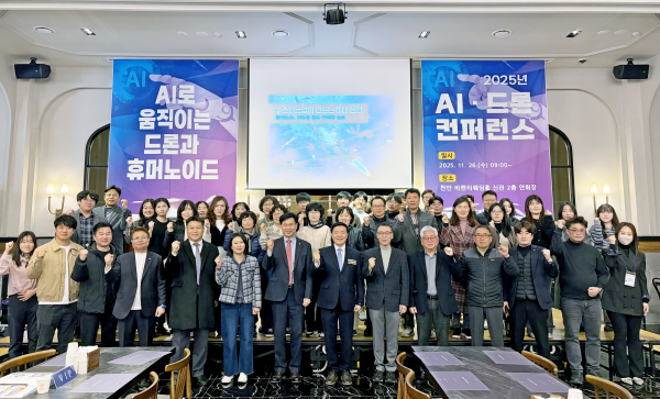 산학협력단 및 기타 업체 단체사진 (중앙기준 왼쪽 분홍색 넥타이 백석대 산학협력단 최선기 본부장)