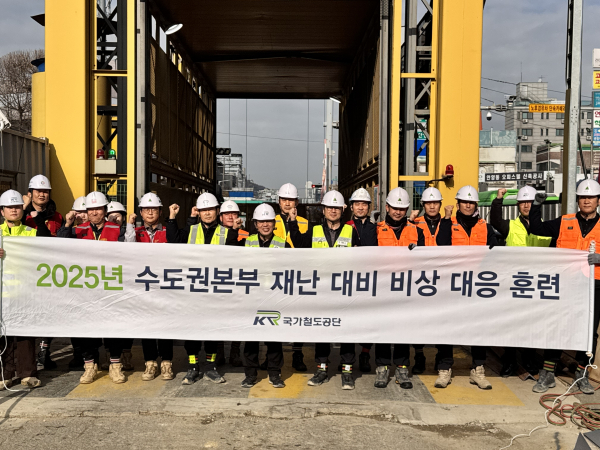 수도권본부는 26일 월곶~판교 제6공구 노반신설 기타공사(T/K) 현장에서 비상대응훈련을 종료한 뒤 기념촬영