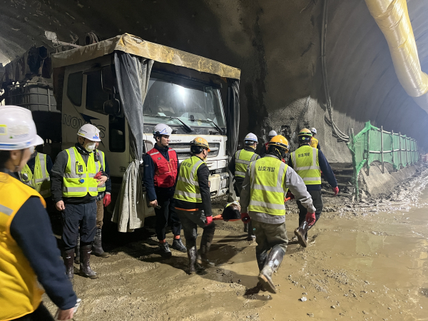 수도권본부는 26일 월곶~판교 제6공구 노반신설 기타공사(T/K) 현장에서 비상대응훈련을 시행하고 있다.