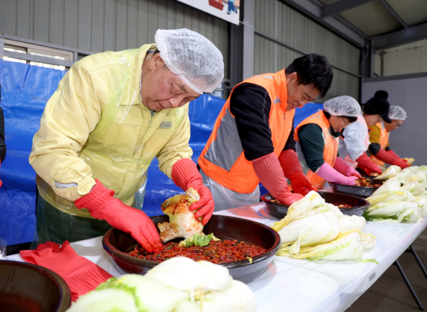 지난 26일, 태안군청 조리실에서 진행된 ‘행복나눔 김장봉사’ 행사에 가세로 군수 참여 모습.