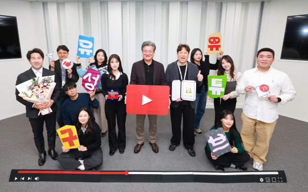 정용래 유성구청장과 직원들이 ‘2025 올해의 SNS’ 유튜브 부문 최우수상을 받고 기념촬영