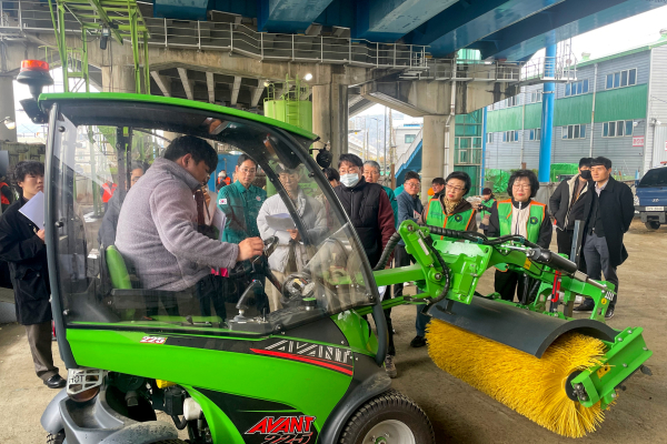겨울철 자연재난 대비 스마트 제설기를 활용한 훈련에 참여해 장비 점검 및 조작 교육을 받고 있다