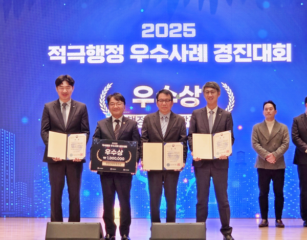 지난 27일 정부세종청사에서 열린 ‘2025 적극행정 우수사례 경진대회’에서 행정안전부장관상(우수상)을 수상했다. (사진 왼쪽 첫 번째 송현승 한국수자원공사 재생에너지본부장 직무대행)