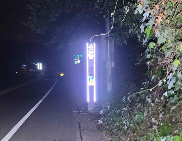 전국 최초로 기둥형 정류장에 축광스티커 부착 모습