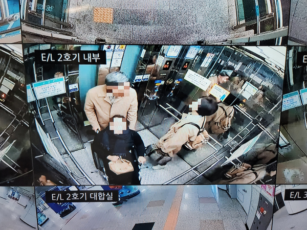 대전역에 설치된 엘리베이터 CCTV에서 실시간 개인정보 보호를 위한 비식별화(언마스킹)가 처리되는 모습