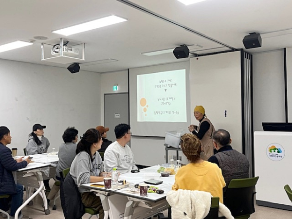 폐업소상공인 심리회복 프로그램 참가자들이 지난 6일 ‘녹두월병 만들기 프로그램’에 참여하고 있다.