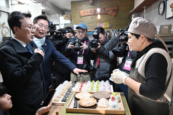 김민석 국무총리, 대전 중구 대흥동 일대 중소빵집 방문 현장(영춘모찌)