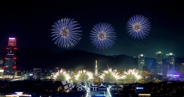 30일 열린 '한화이글스 창단 40주년 기념 멀티미디어 불꽃쇼' 당시 대전 갑천 엑스포다리 일대에서 화려한 불꽃쇼가 펼쳐지고 있다.