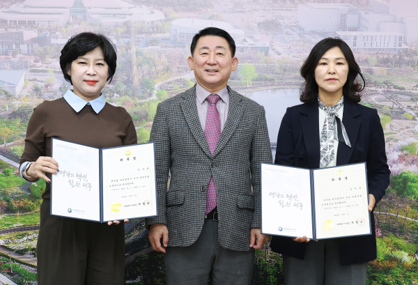 1일 구청장실에서 진행된 정책특별보좌관 위촉 장면(왼쪽부터) 유가희 보좌관, 서철모 구청장, 김지윤 보좌관