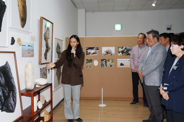 유류피해극복기념관에서 진행 중인 뉴락 특별전 모습(사진 왼쪽 장한나 작가).