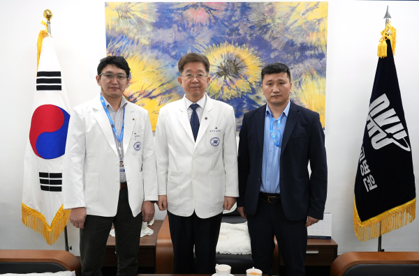 김재일 병원장(가운데)과 몽골 의사들