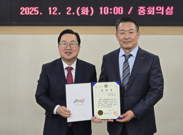 장원토건 대전시장 표장 수상 모습 (왼쪽) 이장우시장, 장원토건 이대열 대표이사