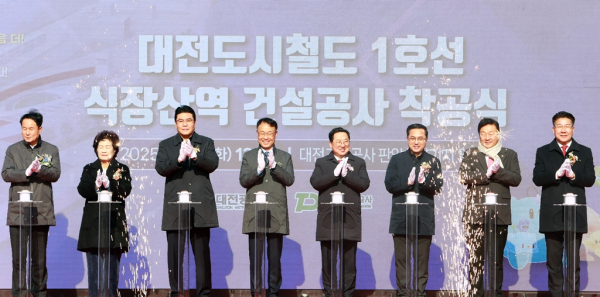 2일, 판암차량기지 현장에서 ‘식장산역 건설공사 착공식’을 개최했다.(사진 왼쪽에서 이상래 대전시의회 민생경제특별위원장 , 오관영 동구의회 의장, 정명국 대전시의회 행정자치위원회 위원장, 이광축 대전교통공사 사장, 이장우 대전광역시장, 박희조 대전동구청장,  송인석 대전시의회산업건설위원장, 송활섭 대전시의회 지역현안규제혁신특별위원장)