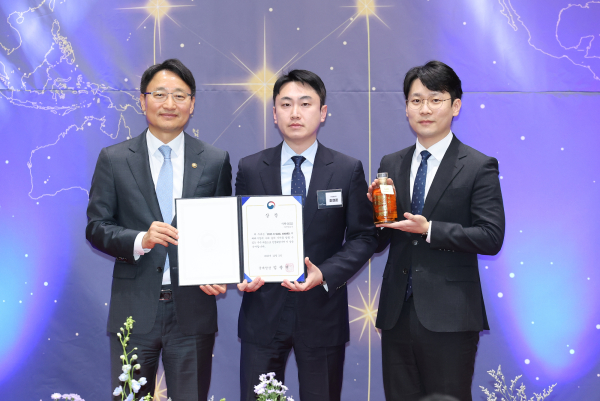 'K-SUUL 어워즈' 소주 부분 우수 주류 선정에 기념촬영하고 있는 (주)선양소주 조현준 주류사업부문장(가운데)