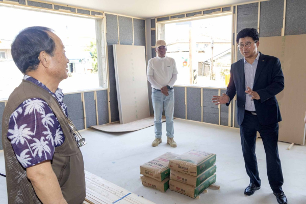 지난 2024년 6월 19일 신탄진1통 경로당 신축 공사 현장을 방문해 현장을 점검하고 있다.