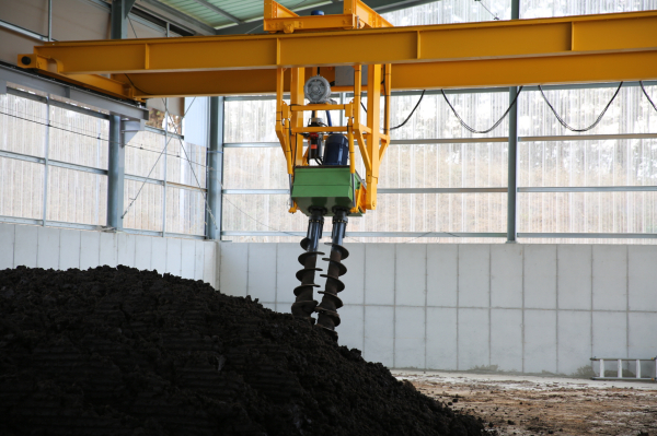 근흥면의 한 시범농가에 도입된 자동화 퇴비 시설 모습.