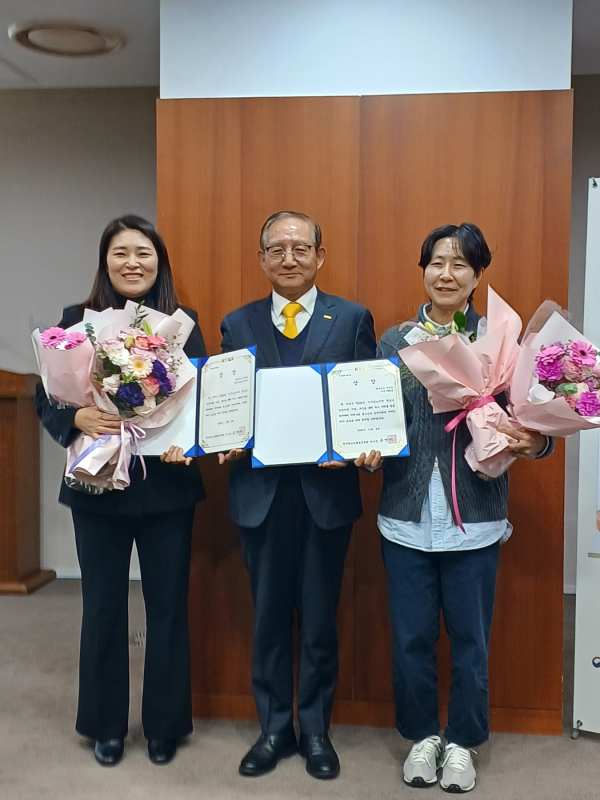 ‘인구감소지역 청소년 성장지원사업’ 추진 성과를 인정받아 포상 수상 모습
