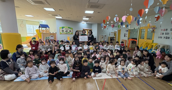 아이누리어린이집, 아나바다 수익금 초록우산에 전달식 모습