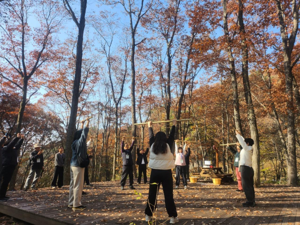 4일 전북 진안군 국립진안고원산림치유원에서 열린 ‘2025 제9회 산림복지프로그램 경진대회’에서 참가자들이 산림치유프로그램을 시연하고 있다