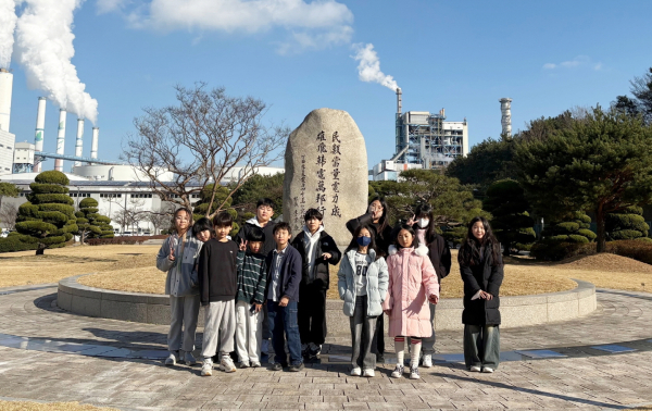 지난 4일 태안발전본부 견학·체험 프로그램 진행 단체사진