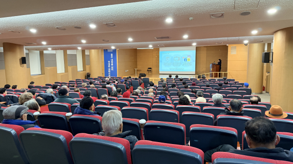 어르신들에게 디지털 정보 교육을 제공했다.