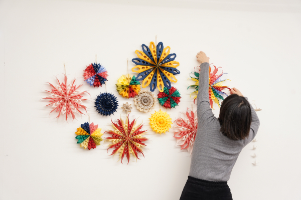 마음 활력 크래프트에 참여한 어머니들의 공예하는 모습