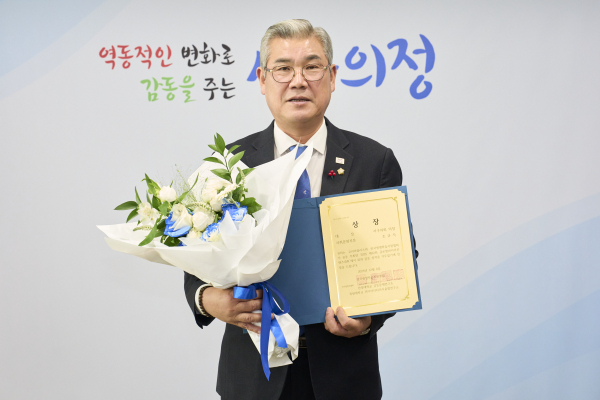 조규식 대전 서구의회 의장, ‘2025 제22회 글로벌미디어콘텐츠대회’ 사회문화 부문 대상 수상 모습