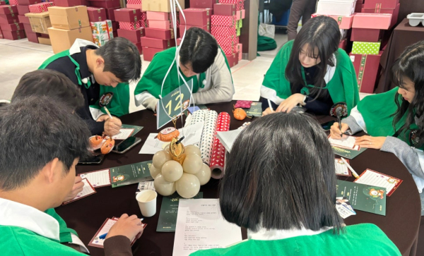 '산타원정대 캠페인' 동참- 성탄카드 작성 모습