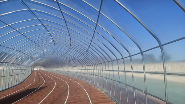 비닐하우스가 설치된 서산시 종합운동장 주 경기장 육상트랙 모습