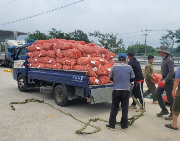 지역 농산물의 운송을 돕는 ‘수확 운송작업단 운영 지원 사업’ 추진 모습.