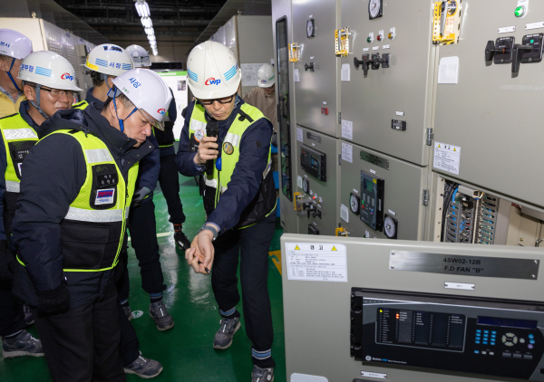 지난 8일, 전사 전력수급대책 화상회의와 현장점검을 진행했다. 사진은 이정복 서부발전 사장(왼쪽 맨앞)이 작업현장을 점검하는 모습
