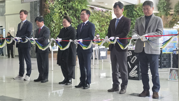 전시오프닝 테이프 커팅식 모습