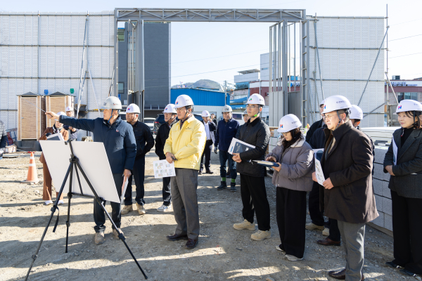 김돈곤 군수가 지난 8일 청양행복누리센터 사업 현장을 관계 공무원 등과 함께 점검하고 있다.
