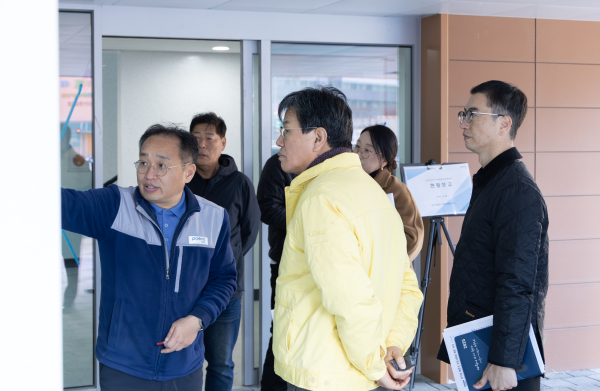 김돈곤 군수가 지난 8일 청년셰어하우스 ‘함께살아U’를 관계 공무원 등과 함께 점검하고 있다.