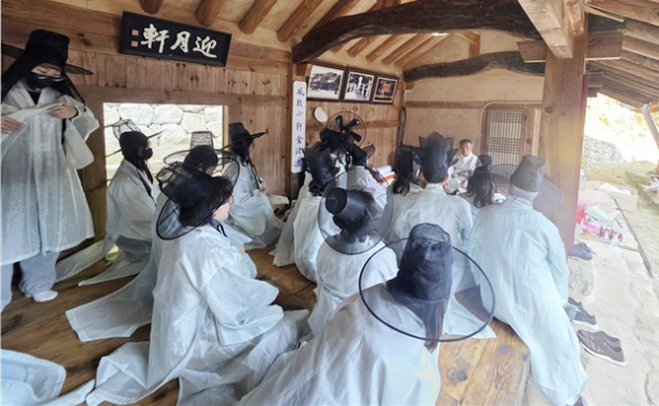 참가자들이 영주시 선비마을에서 선비 유복을 입고 전통문화를 체험하고 있다.