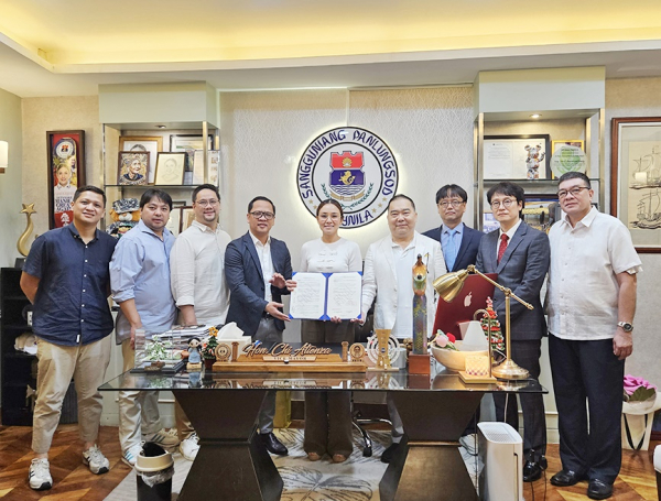 순천향대와 필리핀 마닐라시, 드림맥스, 폴라리스가 글로벌 AI의료융합 협력 업무협약을 체결한 후 관계자들이 기념사진을 촬영하고 있다. (사진 중앙 좌측 네 번째부터 드림맥스 대표 프레지 카발록, 마닐라시 부시장 안젤라 레이 아티엔자, 폴라리스 대표 전 패트릭, 순천향대 이비인후과학교실 최성준 교수)