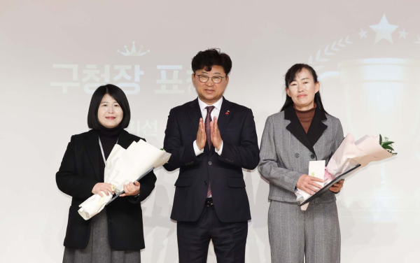 10일 ‘2025년 자활사업 성과 보고대회’에서 표창 수여식을 마친 후 기념 촬영하고 있다.