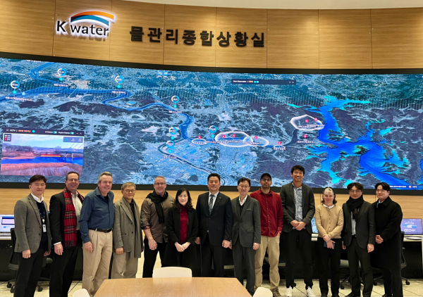 지난 9일 산타클라라 지역 디지털 물관리 시스템 구축 사업 협의를 위해 방한한 밸리 워터 대표단이 디지털트윈 물관리 시스템이 구축된 한국수자원공사 대전 본사 물관리종합상황실을 견학 기념사진