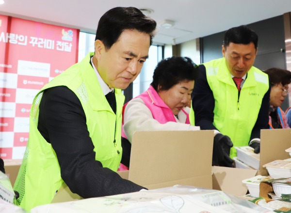김태흠 도지사와 참가자들이 꾸러미를 만들고 있다.