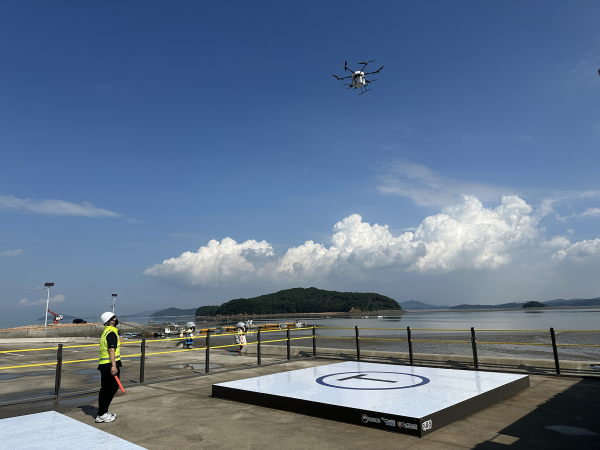 드론이 중왕항 배송 거점에서 이륙하는 모습