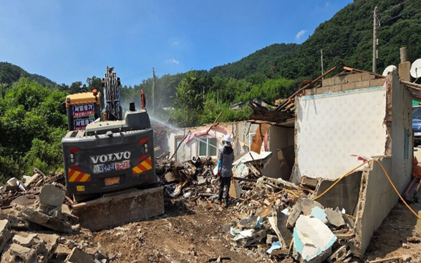 올해 빈집 정비사업을 통해 인지면 일원 빈집을 철거하는 모습
