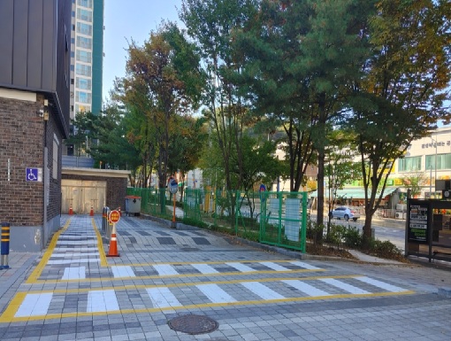 교내 보도와 차로 분리 후 모습