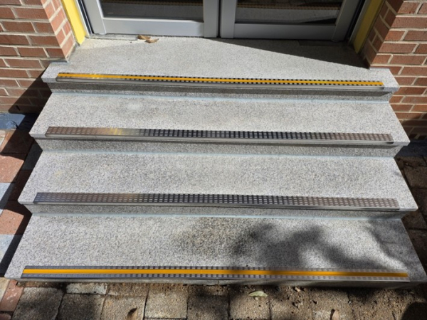 계단 출입구 설치..미끄럼 방지 설치 후 모습