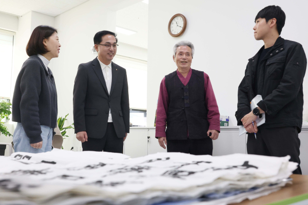 지난 10월 개관을 앞두고 박희조 동구청장과 관계자들이 현장 점검을 실시햐고 있는 모습