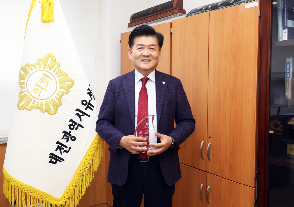 김동수 유성구의회 의장, 진잠동 발전 기여 공로 주민자치회 감사패 수상 기념사진