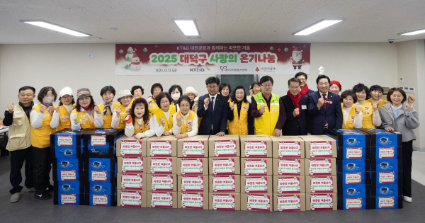 12일 ‘사랑의 온기나눔키트’를 제작한 후 파이팅을 외치며 기념 촬영을 하고 있다.