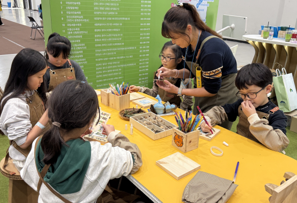 12일부터 14일까지 수원 메쎄에서 열리는 ‘2025 온동네 교육기부 박람회’에서 관람객들이 산림교육 프로그램에 참여하는 사진.