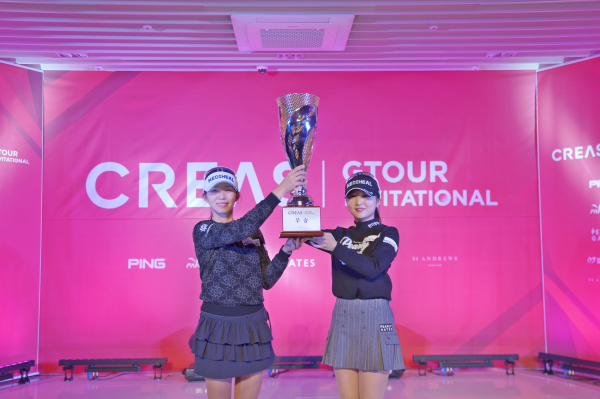 지난 12일 골프존조이마루에서 열린 ‘크리스에프앤씨 GTOUR 인비테이셔널’ 우승팀 (왼쪽부터)배소현, 이예원 프로가 우승트로피를 들고 기념사진을 촬영하고 있다